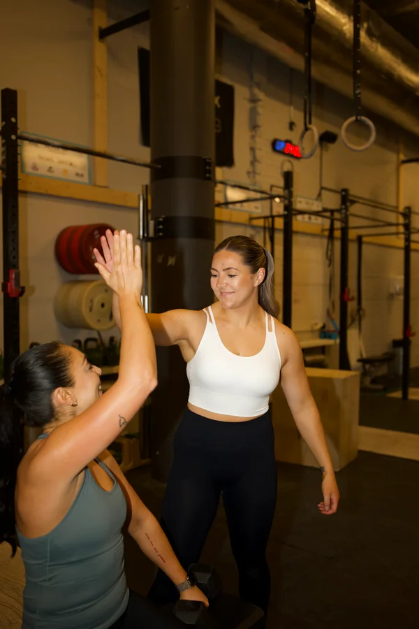 Moa ger high five till klient